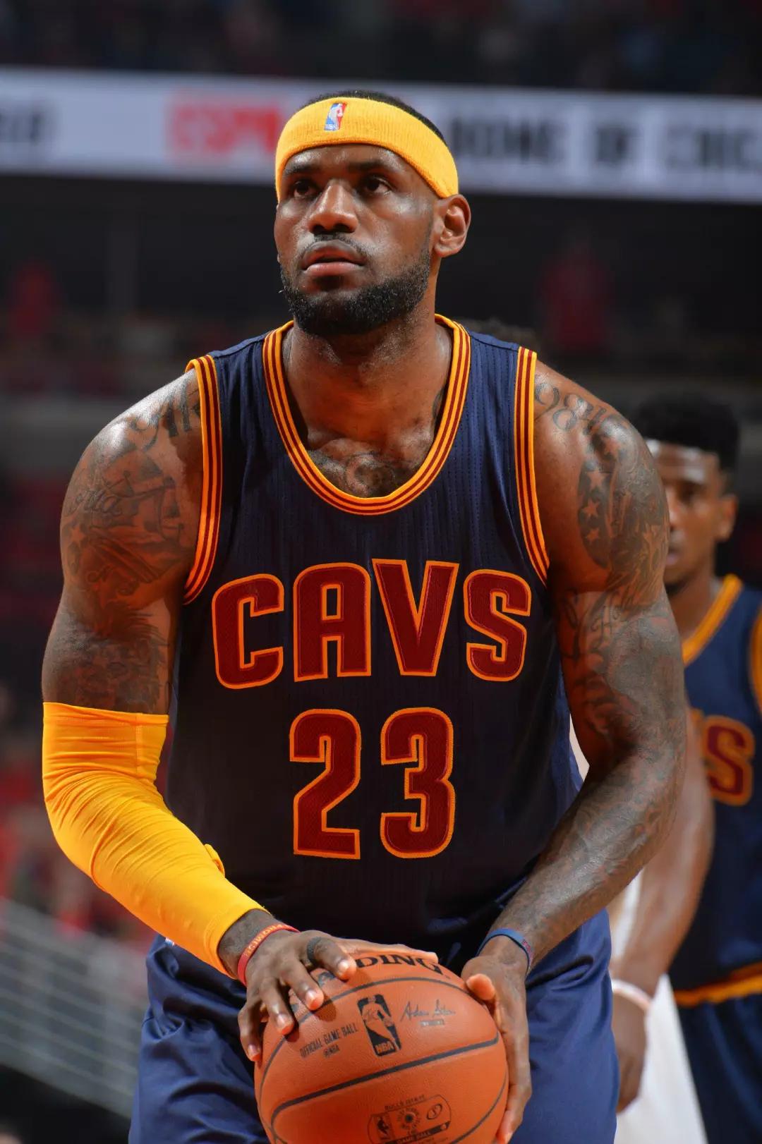 欧文突破防守送出关键助攻（欧文强突撕裂防线送出关键一传）