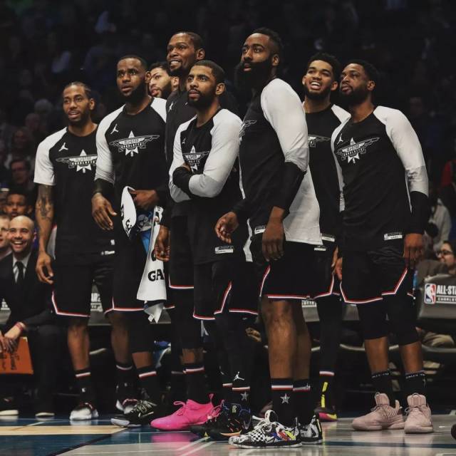 阿迪达斯官方：22款2026年国家队球衣将于11月6日开始发售（阿迪达斯官宣：2026年国家队22款球衣将于11月6日开售）