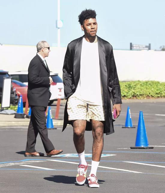 足球比赛中如何保持体能？（怎样在足球比赛中维持体能？）