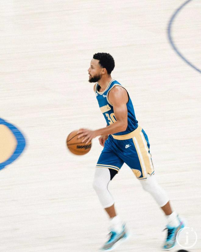 足球不会同情任何人（足球从不怜悯任何人）