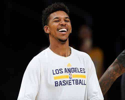 阿贾克斯临时主帅：本菲卡第一球是越位的，这不应该发生（阿贾克斯临时主帅：本菲卡首球越位，不该发生）