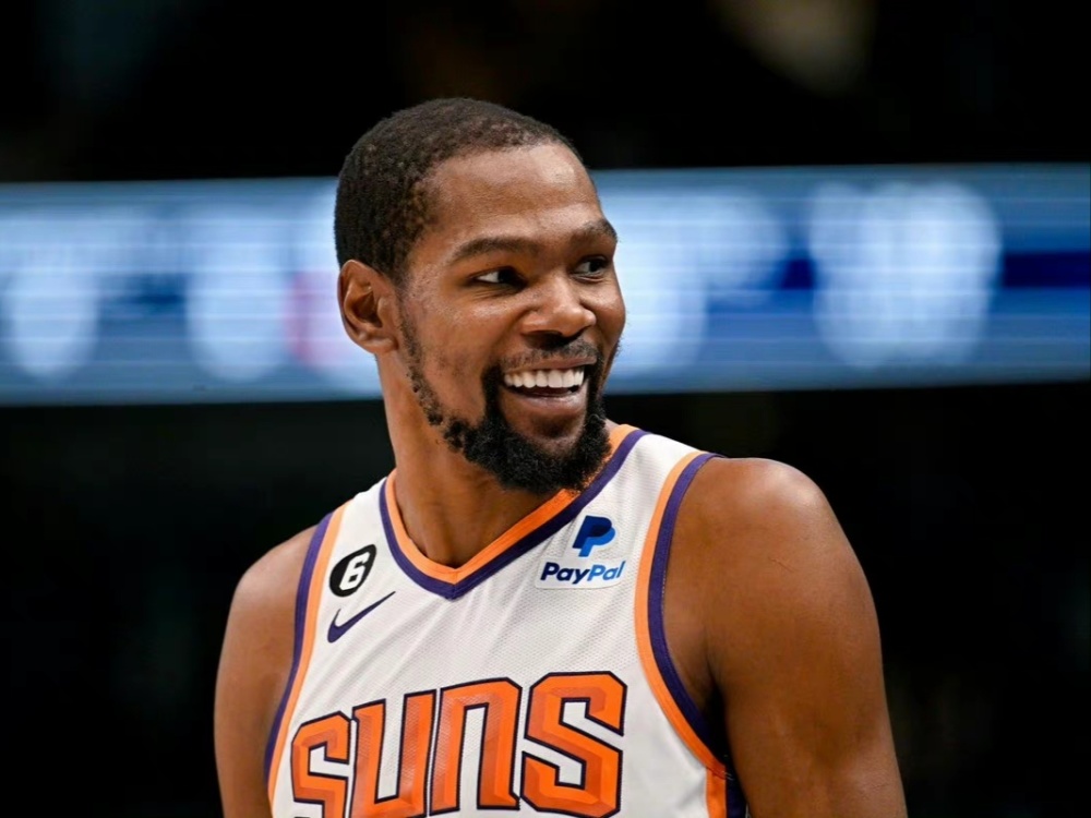 杨晨对话施拉普纳：中国球员不该只为钱踢球，留洋从乙级开始（杨晨与施拉普纳谈中国球员：别只为钱踢球，留洋应从乙级起步）